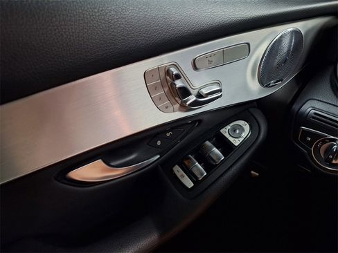 Used 2019 Mercedes-Benz GLC 350e 4MATIC image 17