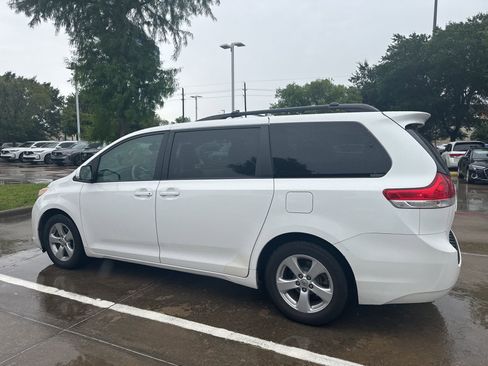 Used 2014 Toyota Sienna LE FWD image 3