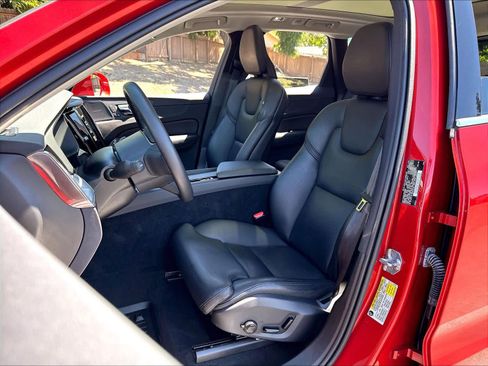 Used 2019 Volvo XC60 T5 Momentum w/ Multimedia Package AWD/4WD image 28