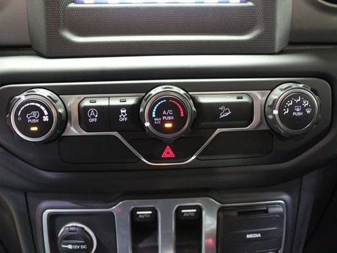 Used 2019 Jeep Wrangler Sport AWD/4WD image 18