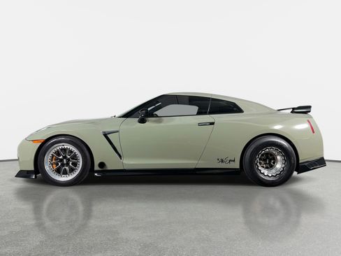 Used 2021 Nissan GT-R Premium AWD/4WD image 14