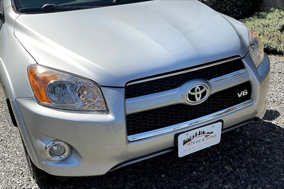Used 2011 Toyota RAV4 Limited AWD/4WD image 32