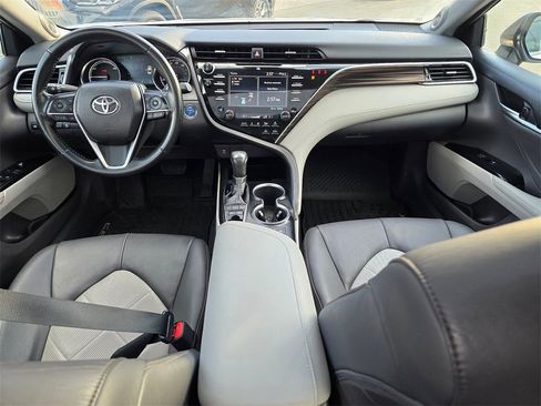 Used 2018 Toyota Camry XLE image 19