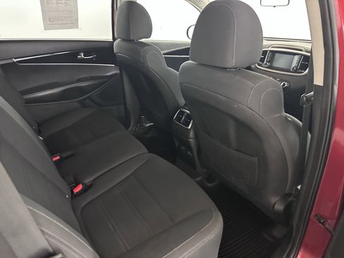 Used 2019 Kia Sorento LX image 28