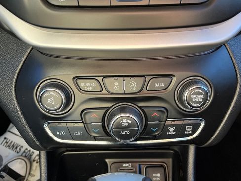 Used 2018 Jeep Cherokee Overland w/ Technology Group image 16