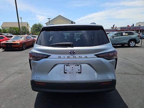 Used 2025 Toyota Sienna XLE FWD image 4