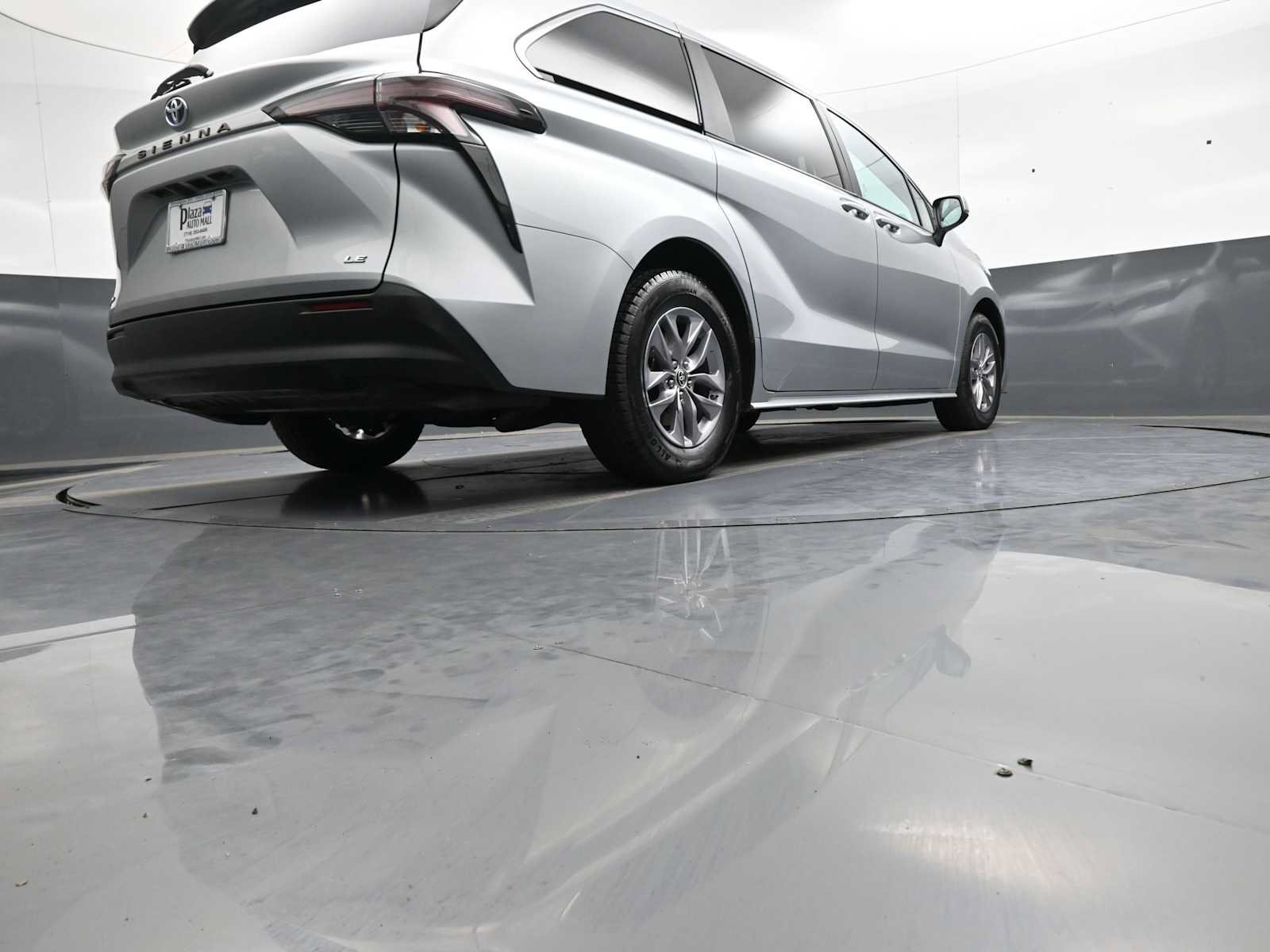 Used 2025 Toyota Sienna LE FWD image 30