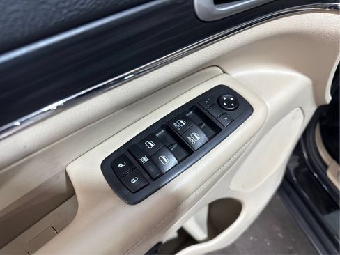Used 2020 Jeep Grand Cherokee Limited AWD/4WD image 32