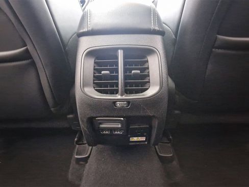 Used 2019 Jeep Cherokee Limited image 24