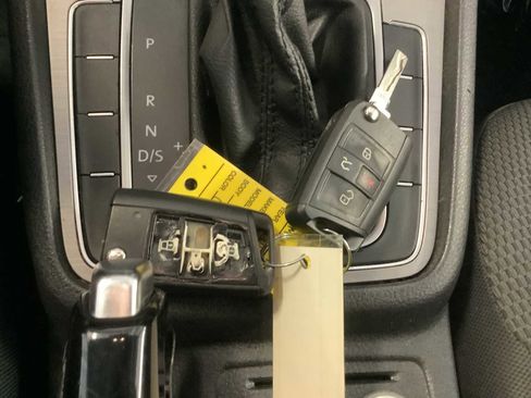 Used 2016 Volkswagen Golf S image 19