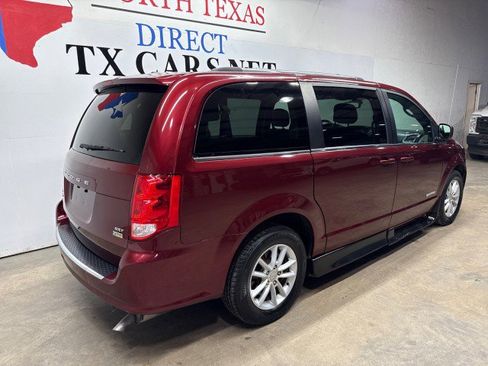 Used 2019 Dodge Grand Caravan SXT image 4