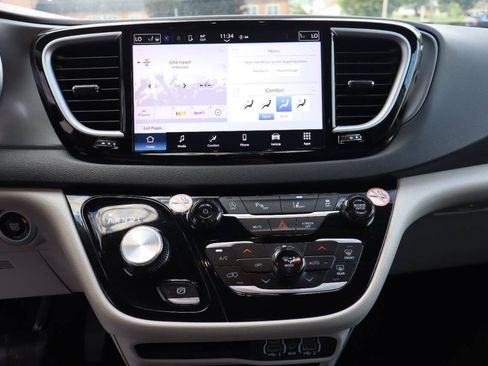 Used 2024 Chrysler Pacifica Touring-L FWD image 7