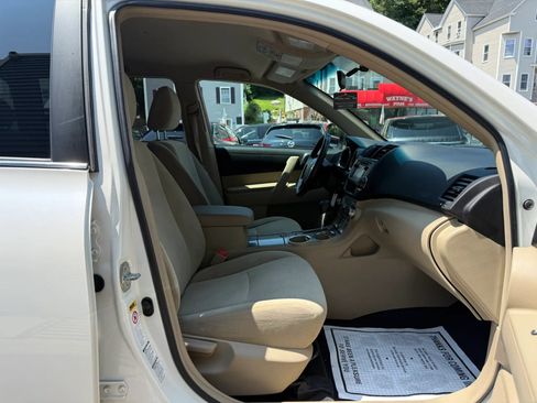 Used 2013 Toyota Highlander Plus AWD/4WD image 14