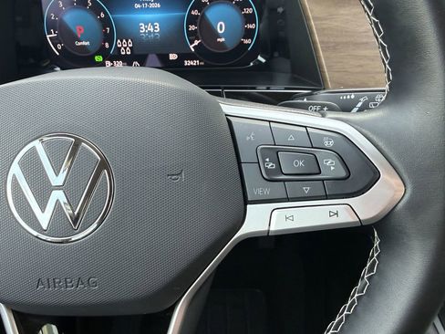 Used 2025 Volkswagen Atlas SE image 16