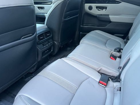Used 2024 Honda Pilot Touring image 4