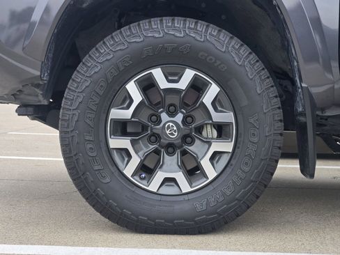 Used 2021 Toyota Tacoma TRD Sport w/ Technology Package AWD/4WD image 15