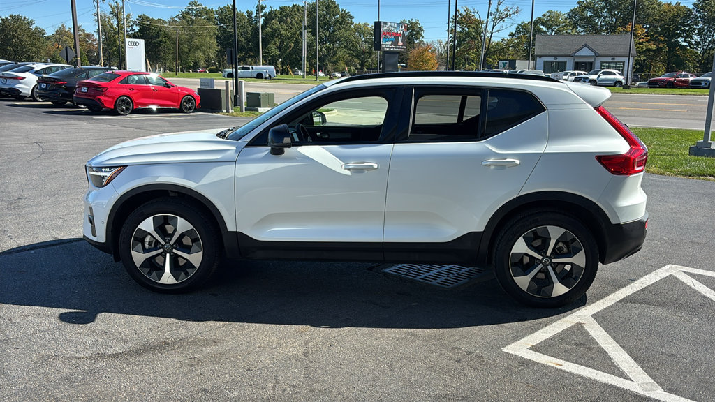 Certified 2026 Volvo XC40 B5 Plus AWD/4WD image 3
