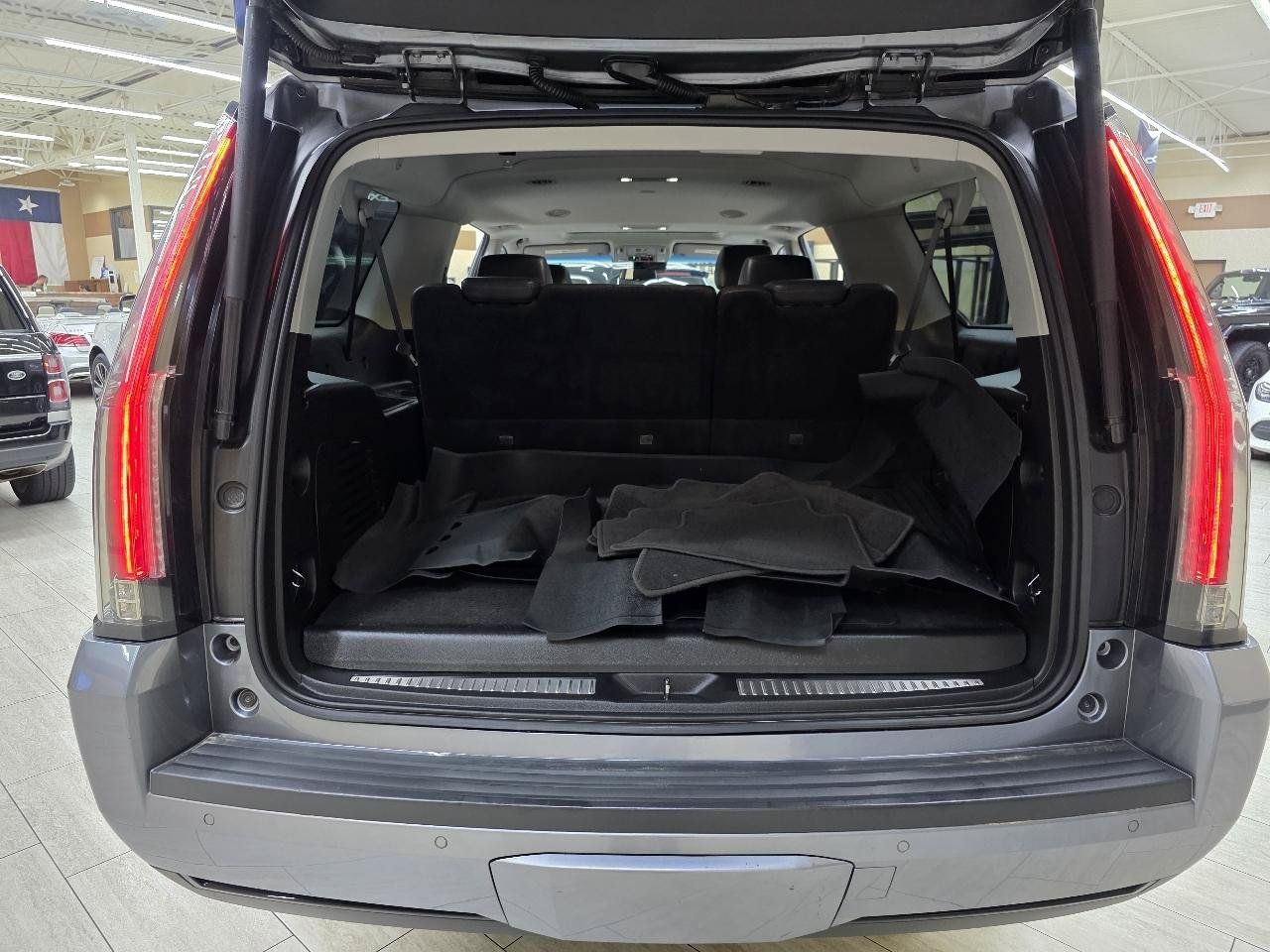 Used 2018 Cadillac Escalade ESV Luxury RWD image 13