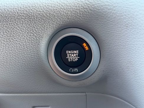Used 2021 Chrysler Pacifica Touring-L FWD image 31
