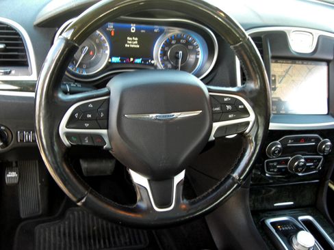 Used 2016 Chrysler 300 C image 9