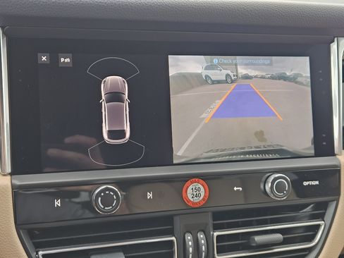 Certified 2025 Porsche Macan image 18