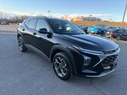 Used 2025 Chevrolet Trax LT w/ LT Convenience Package image 7