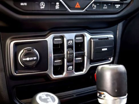 Used 2023 Jeep Wrangler Unlimited Sahara AWD/4WD image 27