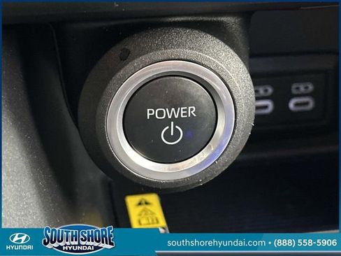 Used 2023 Toyota Venza LE image 28