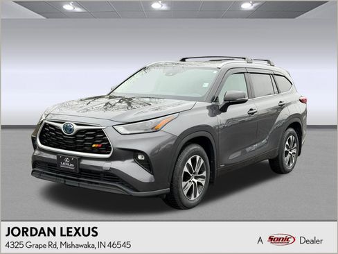 Used 2023 Toyota Highlander XLE image 1