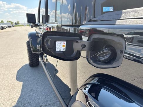 Used 2025 Jeep Gladiator Sport AWD/4WD image 7