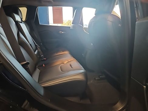 Used 2023 Jeep Cherokee Altitude Lux image 17