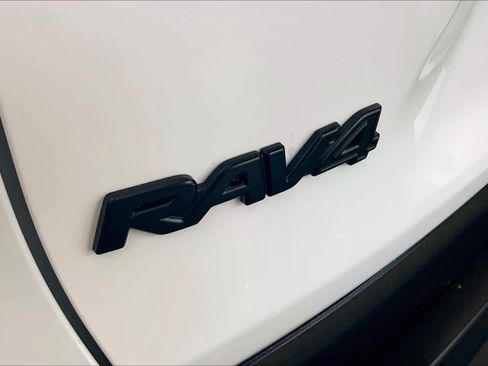 Used 2021 Toyota RAV4 LE AWD/4WD image 10