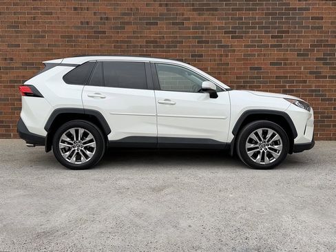 Used 2021 Toyota RAV4 XLE Premium image 8