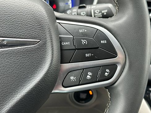 Used 2023 Chrysler Pacifica Touring-L FWD image 27