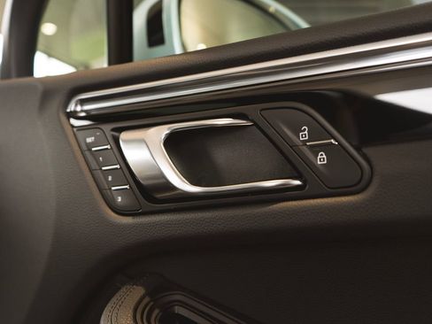 Used 2025 Porsche Macan image 34