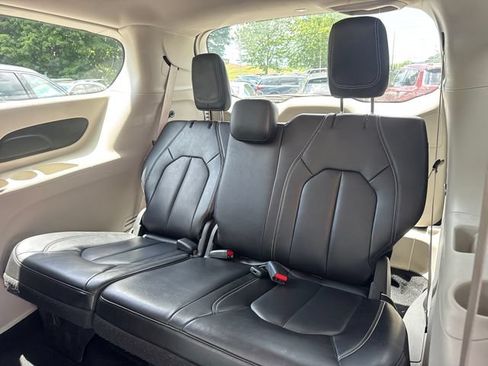 Used 2024 Chrysler Pacifica Touring-L FWD image 12
