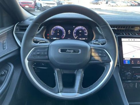 Used 2025 Jeep Grand Cherokee L Limited AWD/4WD image 15