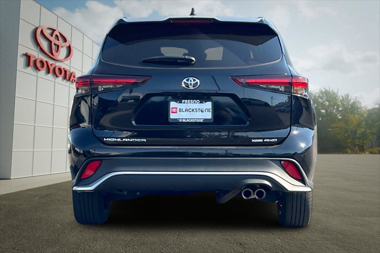 Used 2025 Toyota Highlander XSE AWD/4WD image 4