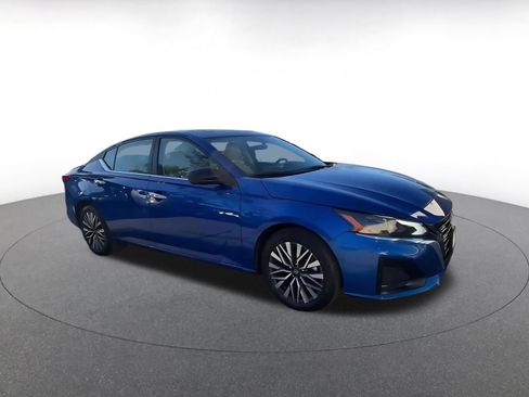 Used 2025 Nissan Altima 2.5 SV image 2