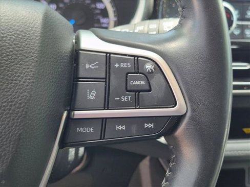 Used 2023 Toyota Highlander XLE AWD/4WD image 11