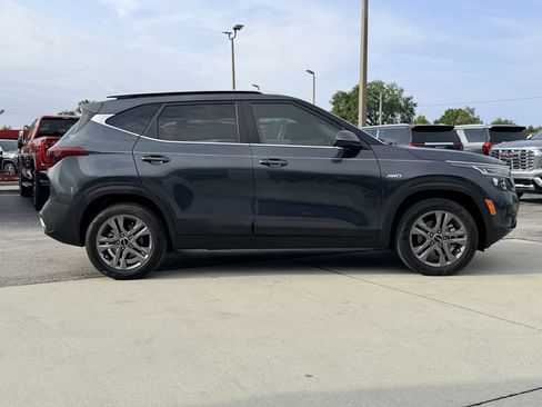 Used 2023 Kia Seltos S AWD/4WD image 4
