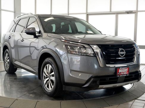 Used 2023 Nissan Pathfinder SL image 2
