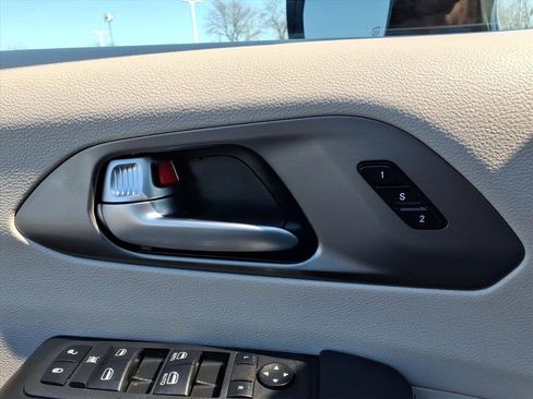 Used 2024 Chrysler Pacifica Touring-L FWD image 15