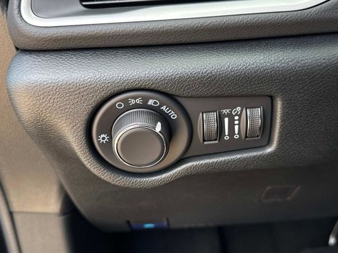 New 2026 Chrysler Voyager LX image 32