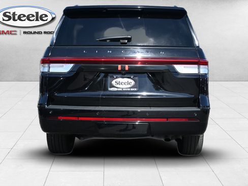 Used 2023 Lincoln Navigator Reserve AWD/4WD image 6