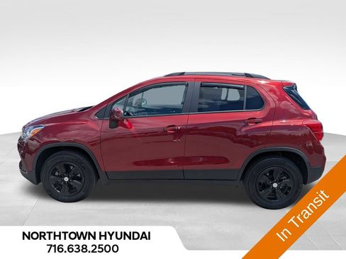 Used 2021 Chevrolet Trax LT w/ Premium Seat Package AWD/4WD image 3