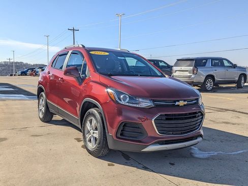 Used 2022 Chevrolet Trax LT w/ LT Convenience Package image 5