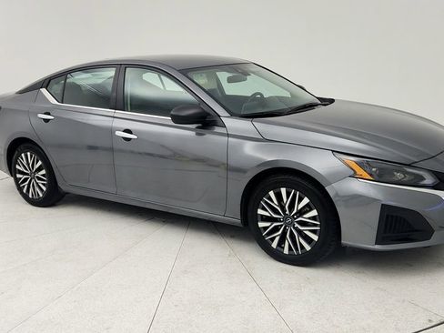 Used 2025 Nissan Altima 2.5 SV image 1