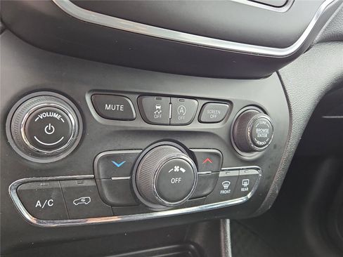 Used 2019 Jeep Cherokee Latitude Plus w/ Cold Weather Group AWD/4WD image 8