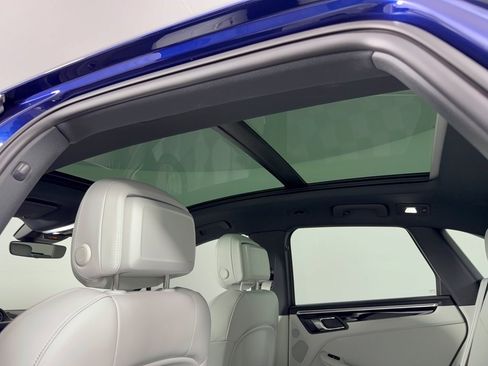 Certified 2024 Porsche Macan AWD/4WD image 27